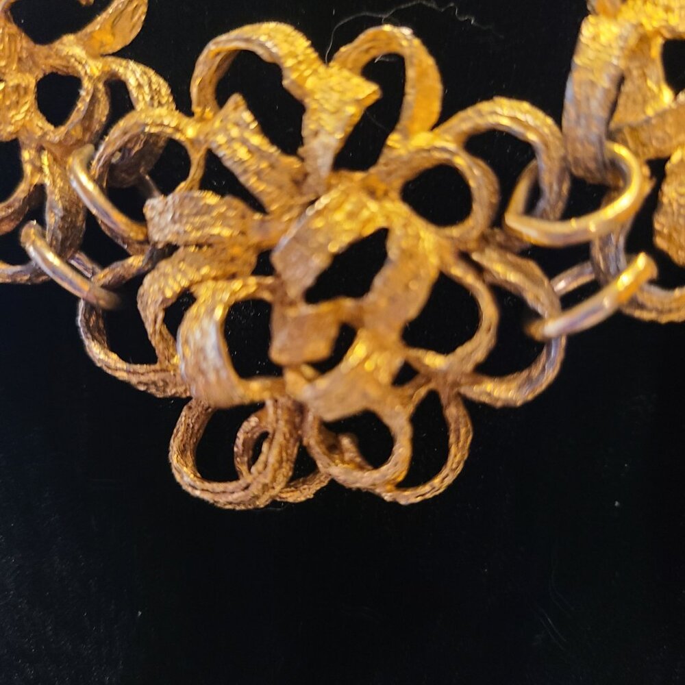 Vintage gold-tone bold medallion statement necklace - Picture 6 of 11